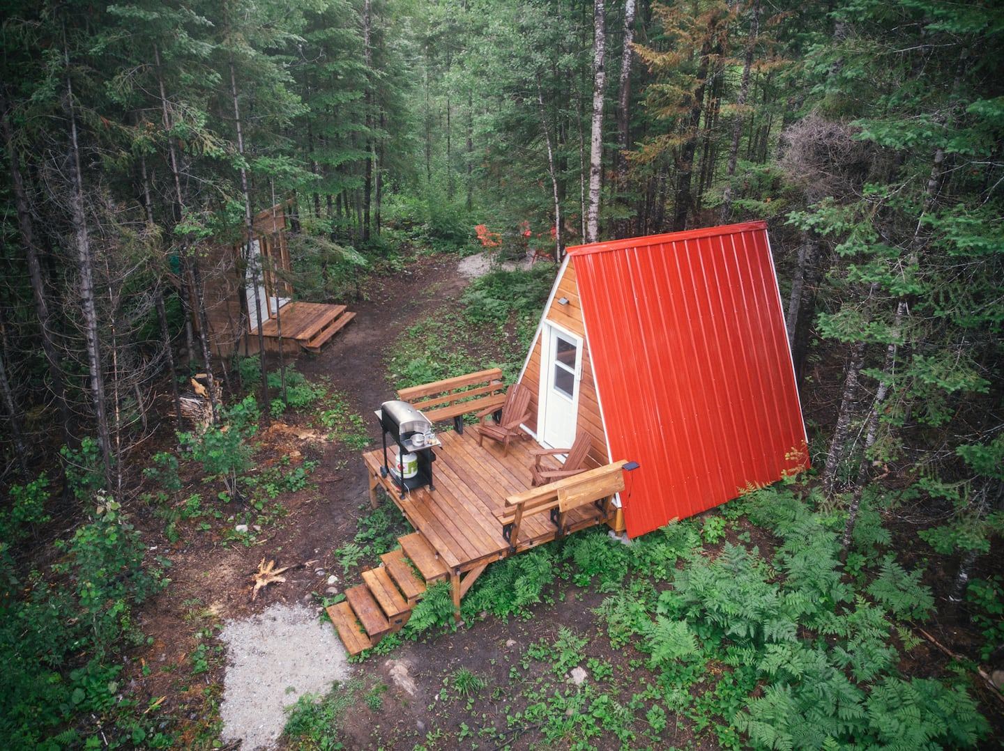 Vue aérienne du chalet en A parmi les arbres, The Last Resort