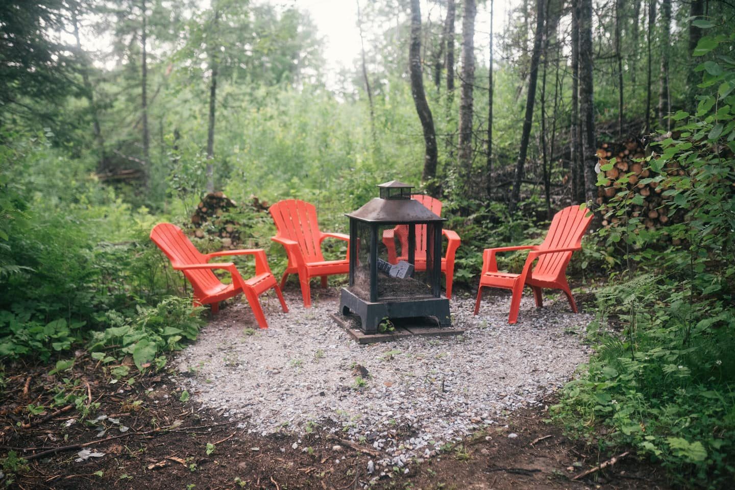 Chaises Adirondack rouges autour du foyer extérieur, The Last Resort