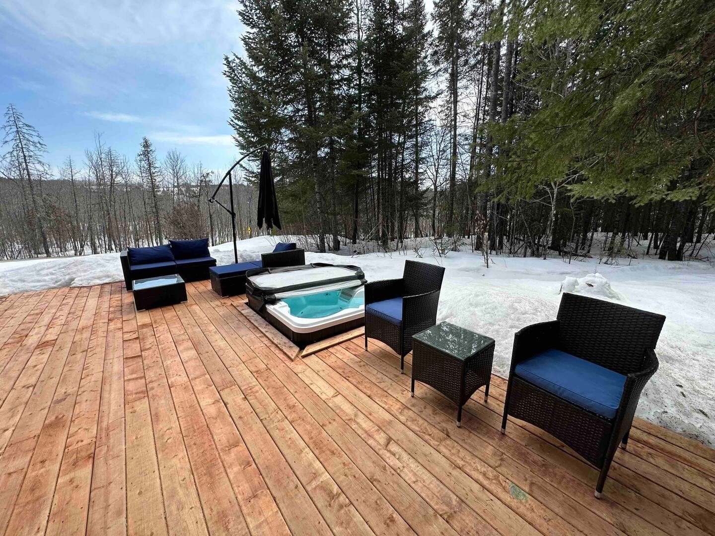 Terrasse avec places assises en hiver, The Lodge