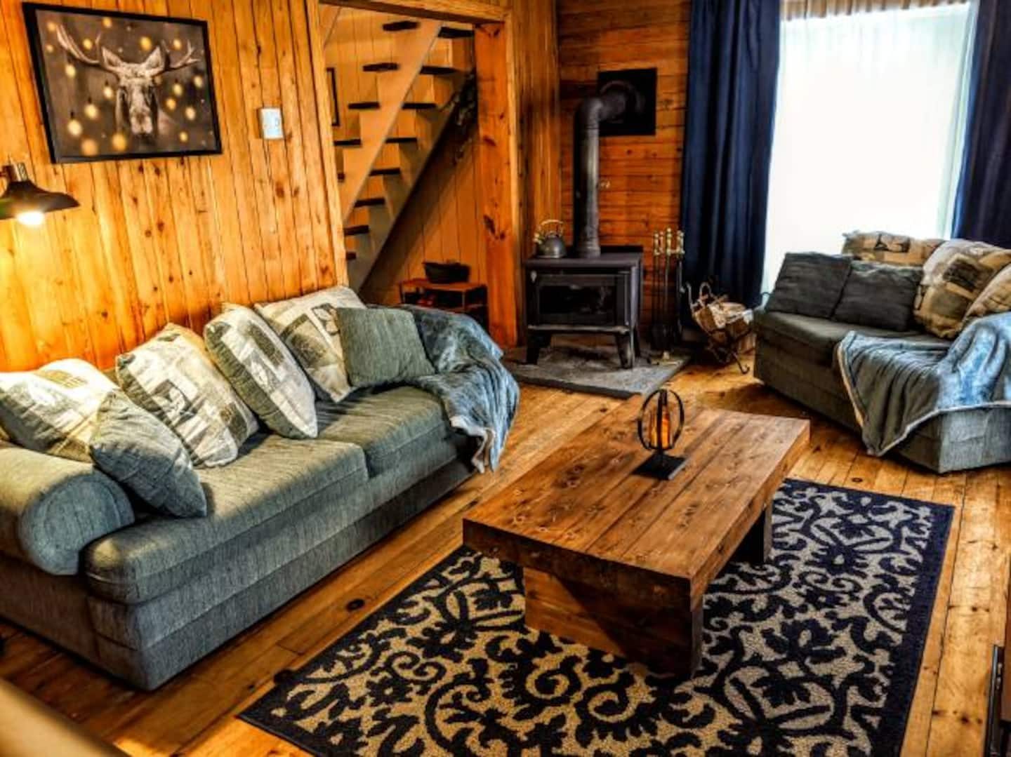 Salon avec foyer au bois, The Lodge
