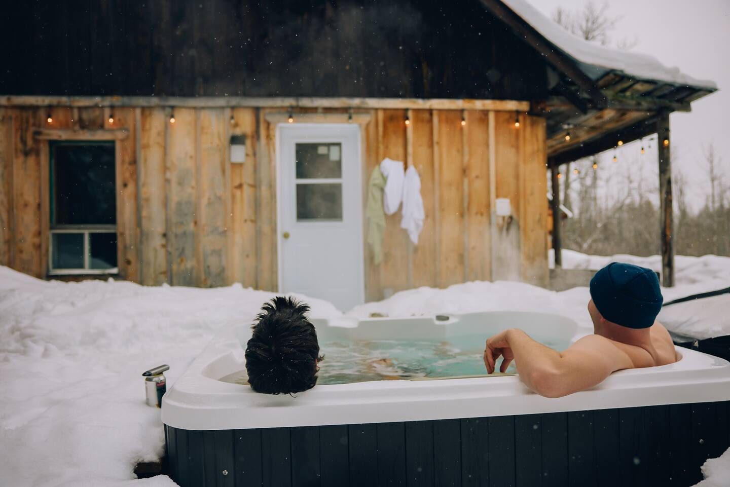Trempette dans le spa par une journée enneigée, The Lodge