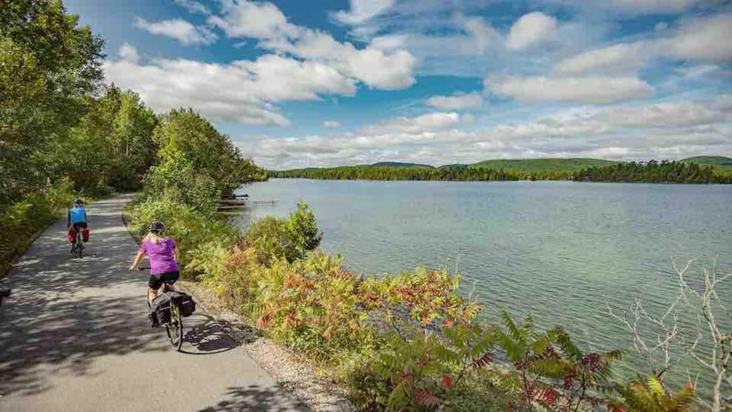 Sentier au bord du lac près de The Lodge
