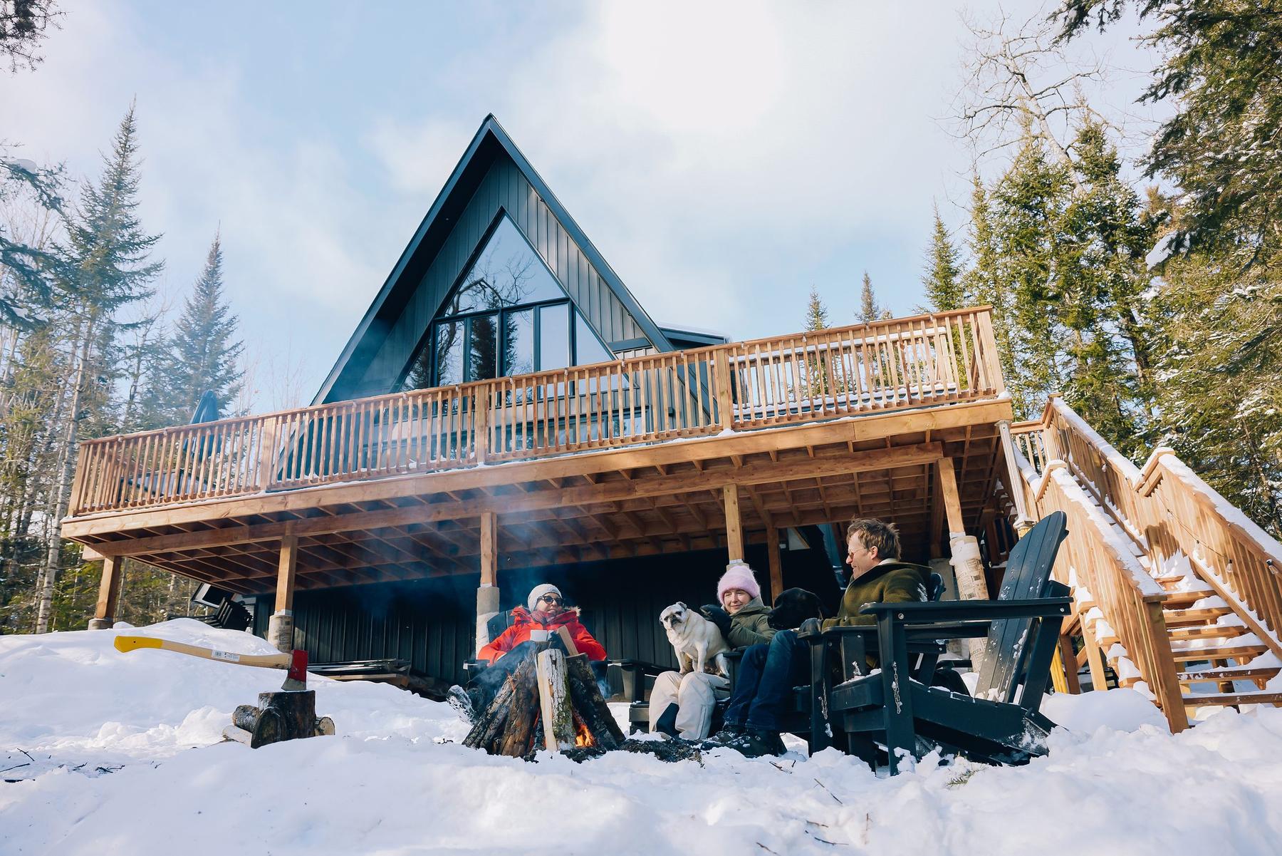 Des amis sur la grande terrasse devant le chalet en A