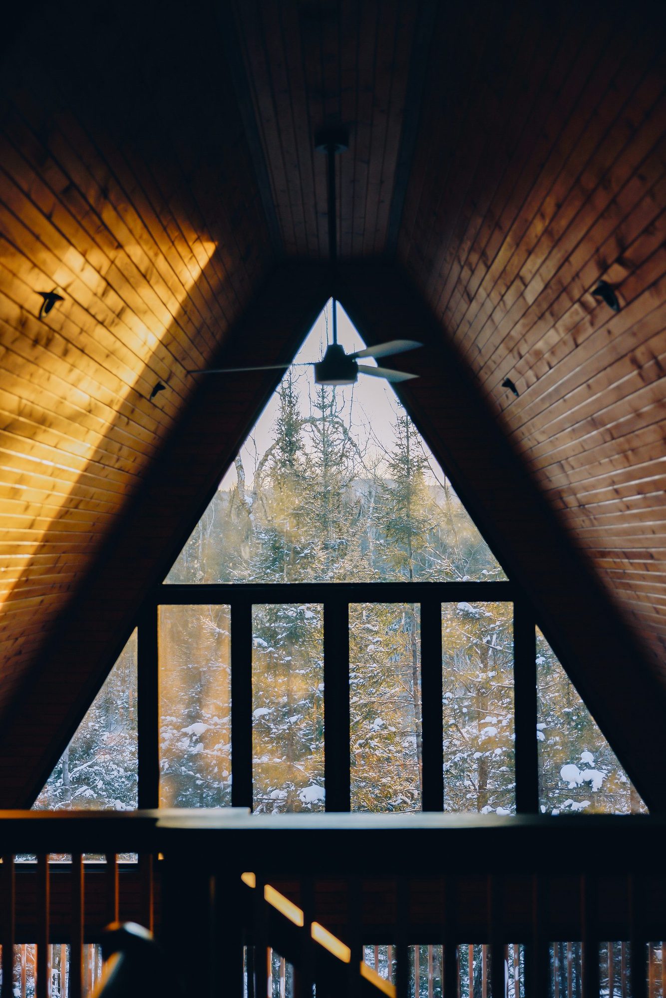 Fenêtres du chalet en A donnant sur les arbres, The Lookout