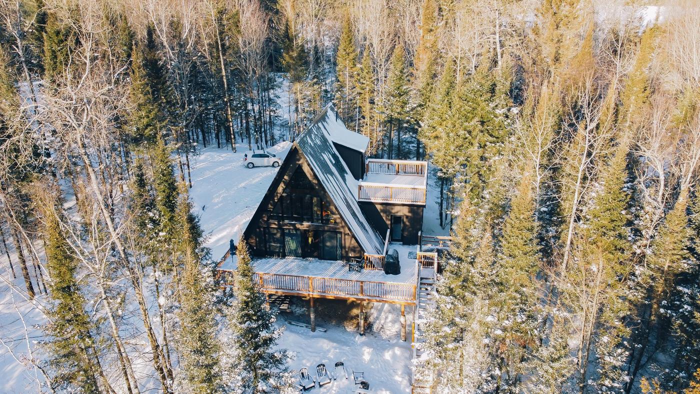 Vue aérienne de The Lookout dans la forêt enneigée