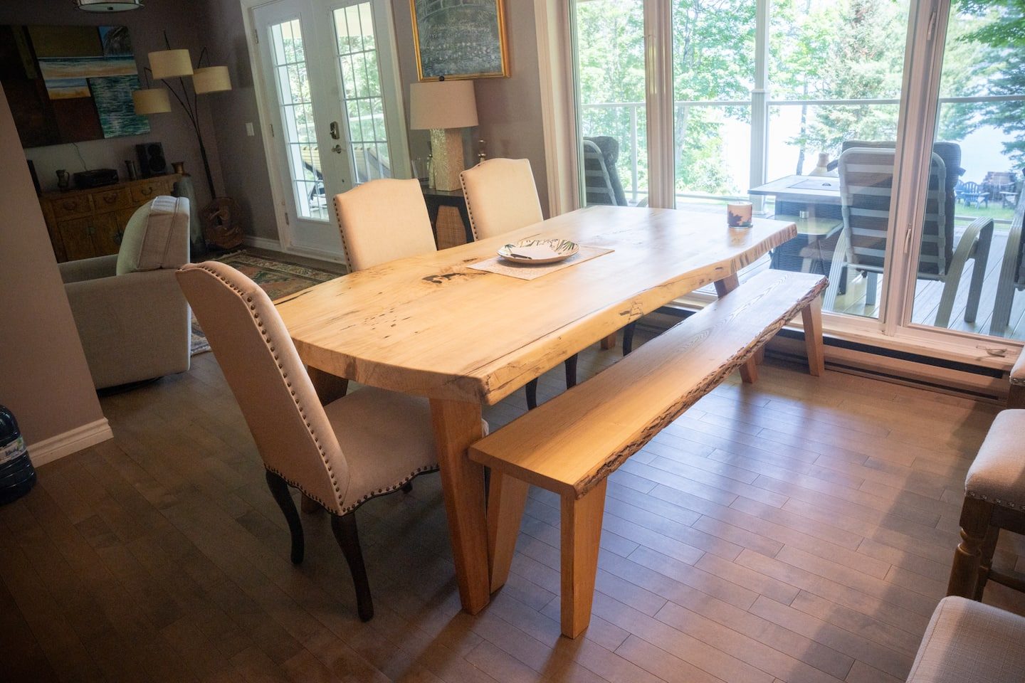 Table en bois à bordure naturelle et fenêtres avec vue sur le lac, Luxury Lakeside Lookout