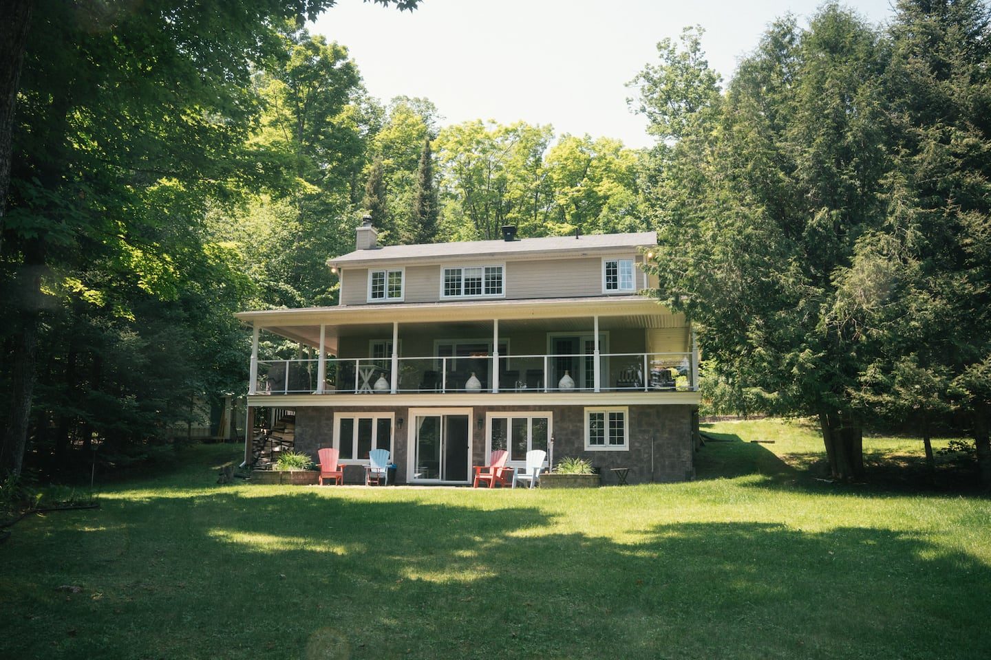 Luxury Lakeside Lookout vu de la pelouse au bord du lac