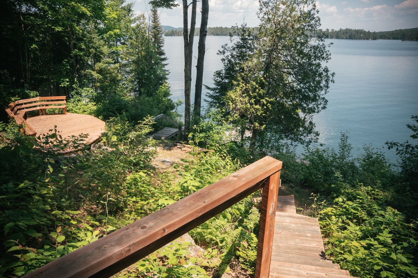 Escalier vers l’eau et terrasse au bord du lac, Luxury Lakeside Lookout