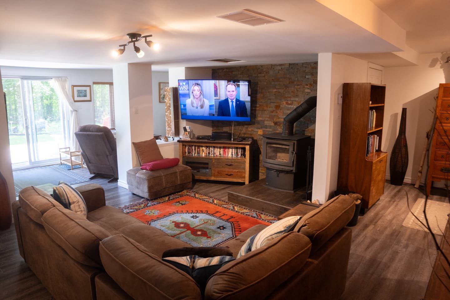 Salle familiale du sous-sol avec foyer, Luxury Lakeside Lookout