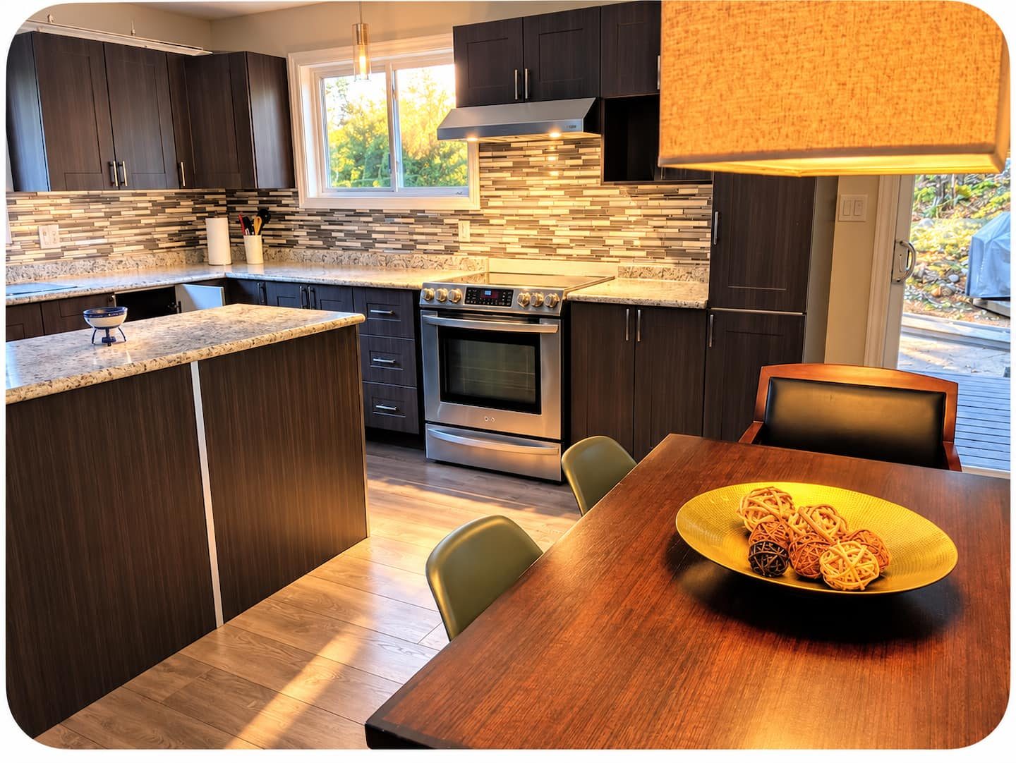 Îlot de cuisine dressé pour le souper, Zen Forest Retreat