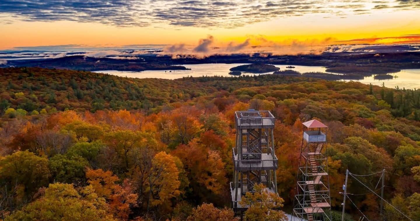 Tours d’observation du mont Morissette au-dessus du lac Blue Sea à l’automne