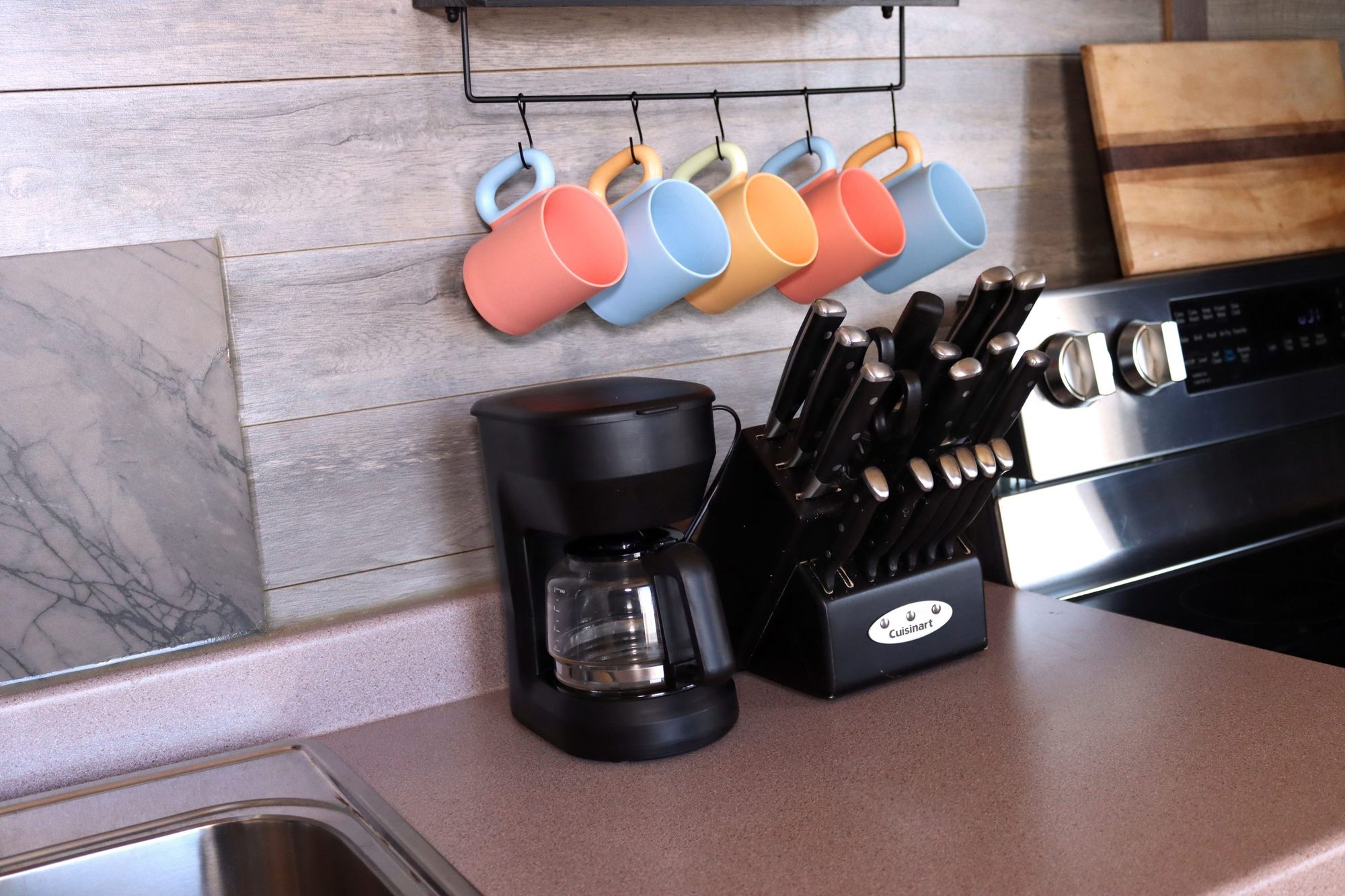 Cafetière et tasses prêtes pour le matin, Villa A