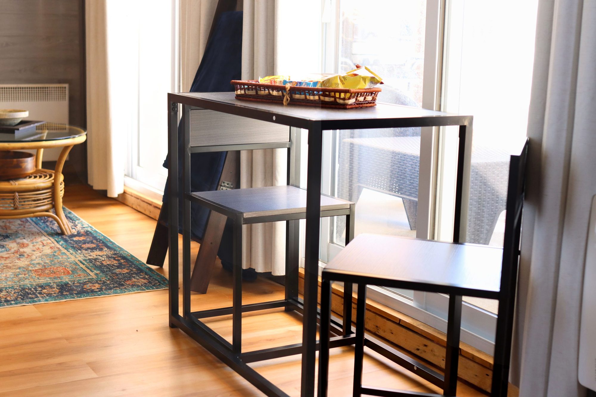 Table bistro près de la fenêtre, Villa A