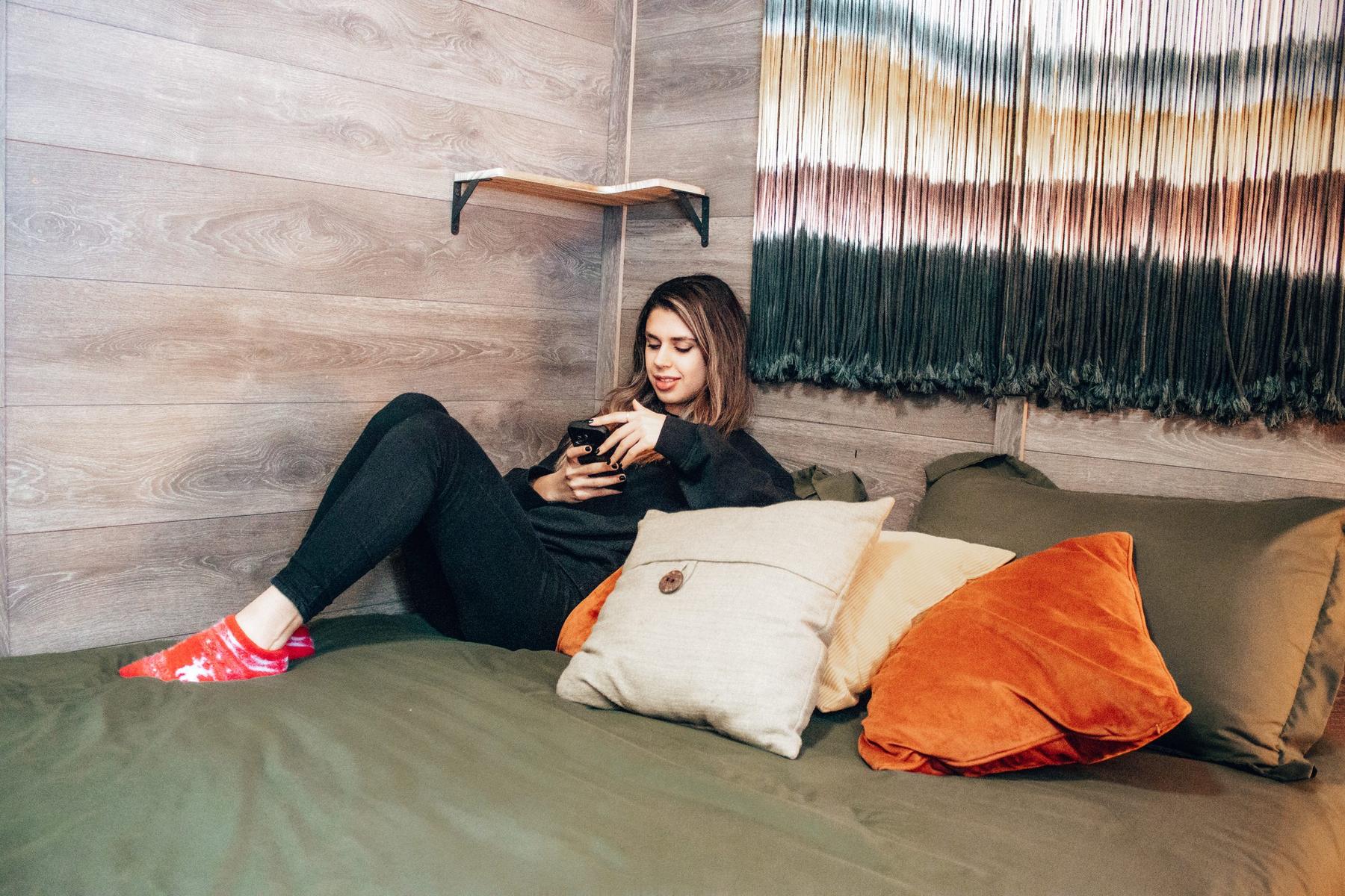Invitée qui lit, allongée sur le lit, Villa A