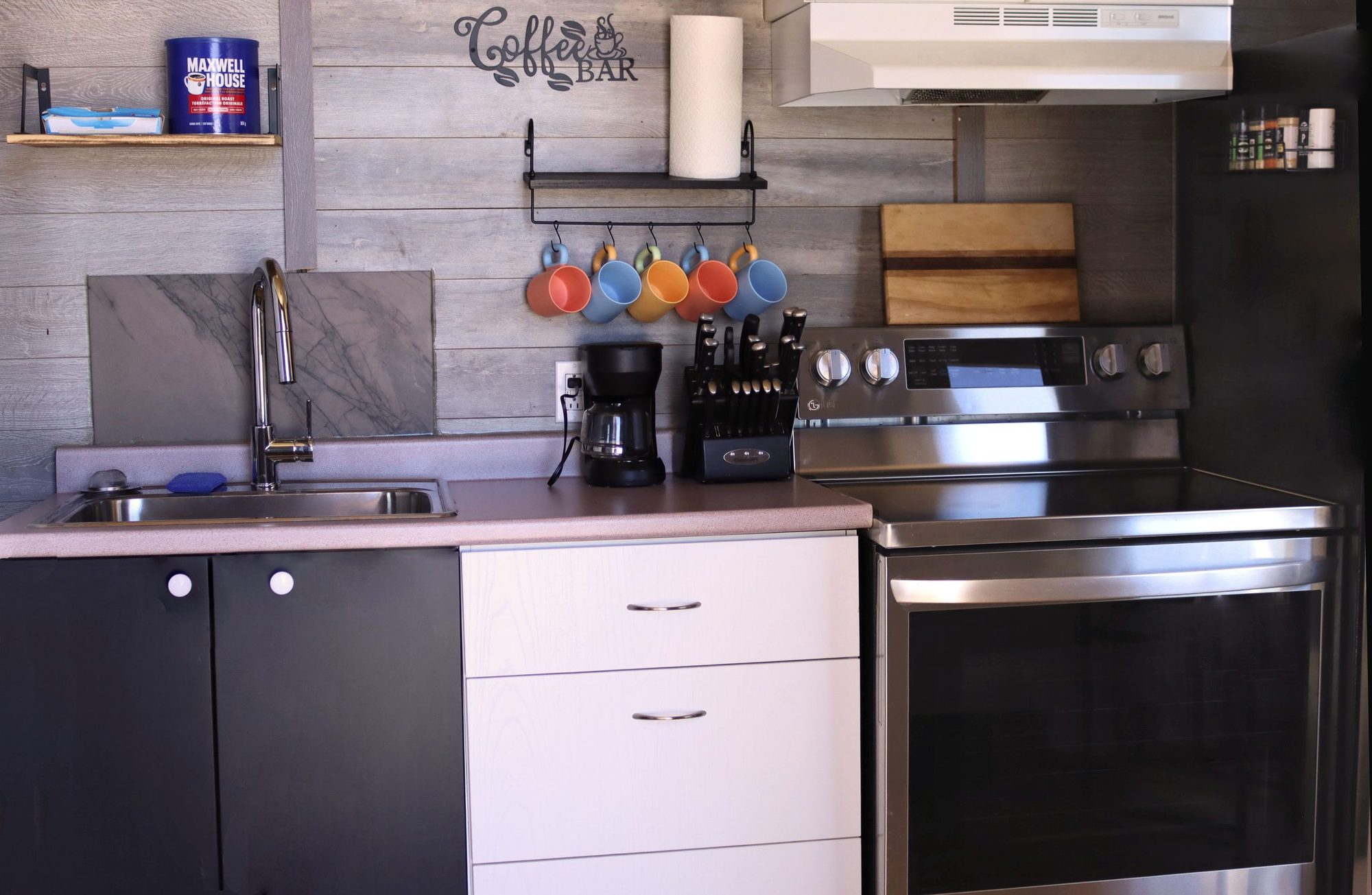 Cuisine complète avec four et cuisinière, Villa A