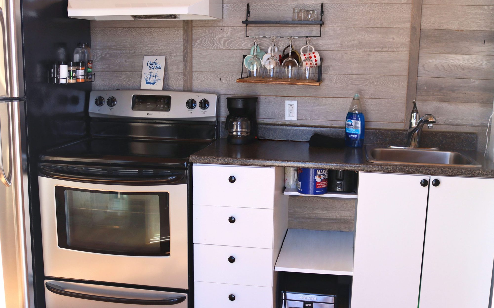 Cuisine avec électroménagers en inox, Villa B