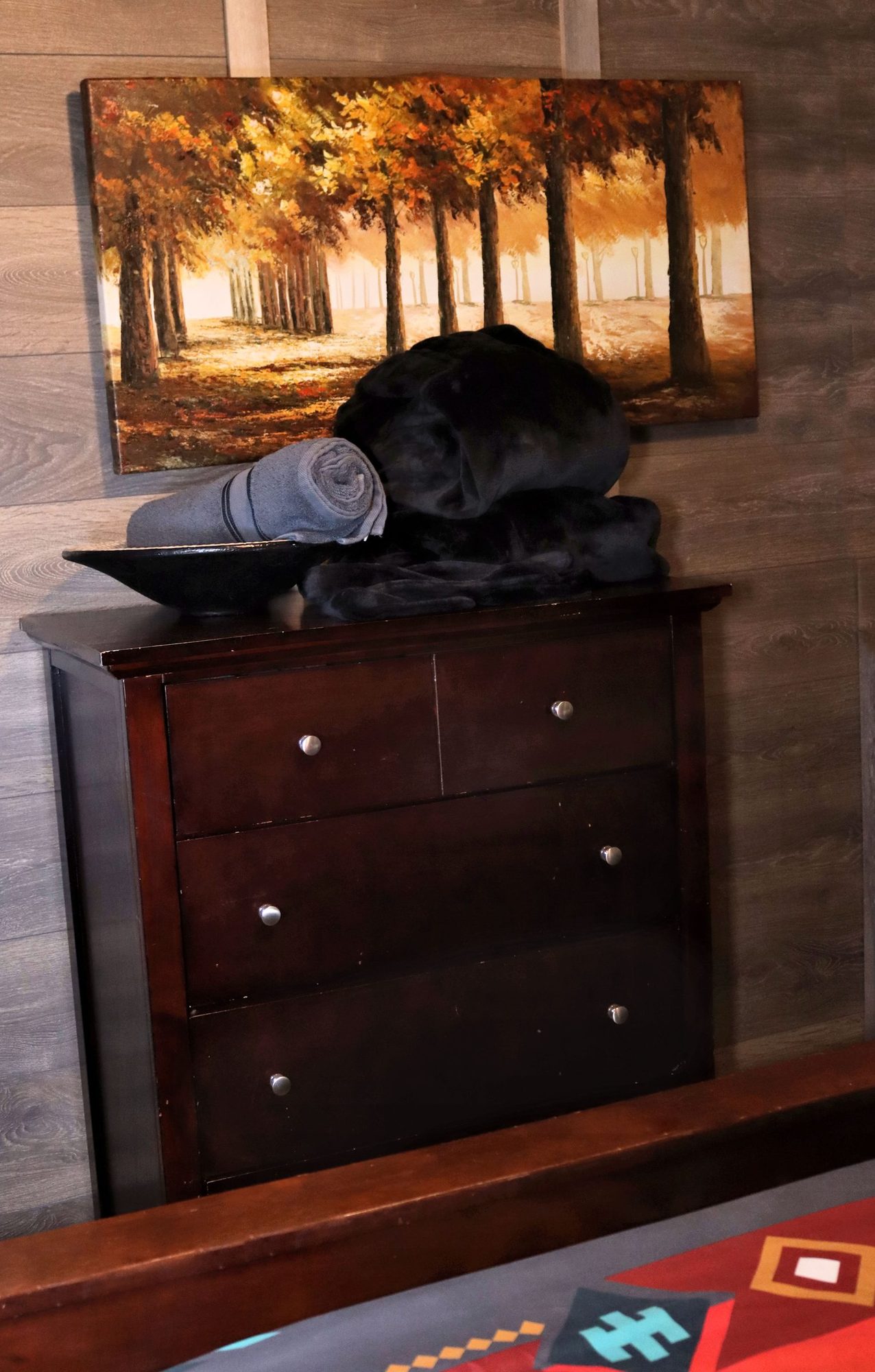 Commode et œuvre murale dans la chambre, Villa B