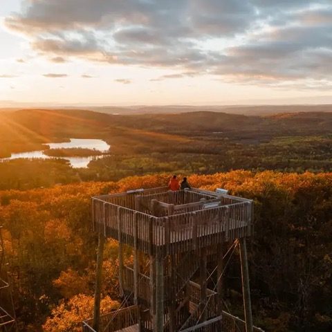 Tour d’observation au-dessus de la forêt et des lacs en automne au coucher du soleil, Vallée-de-la-Gatineau