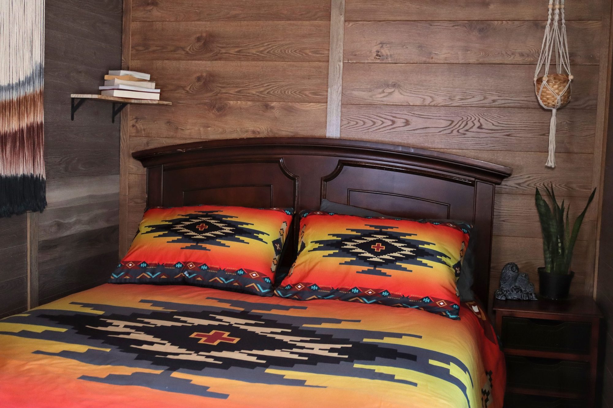 Chambre avec lit queen et couvre-lit tissé coloré, Villa B