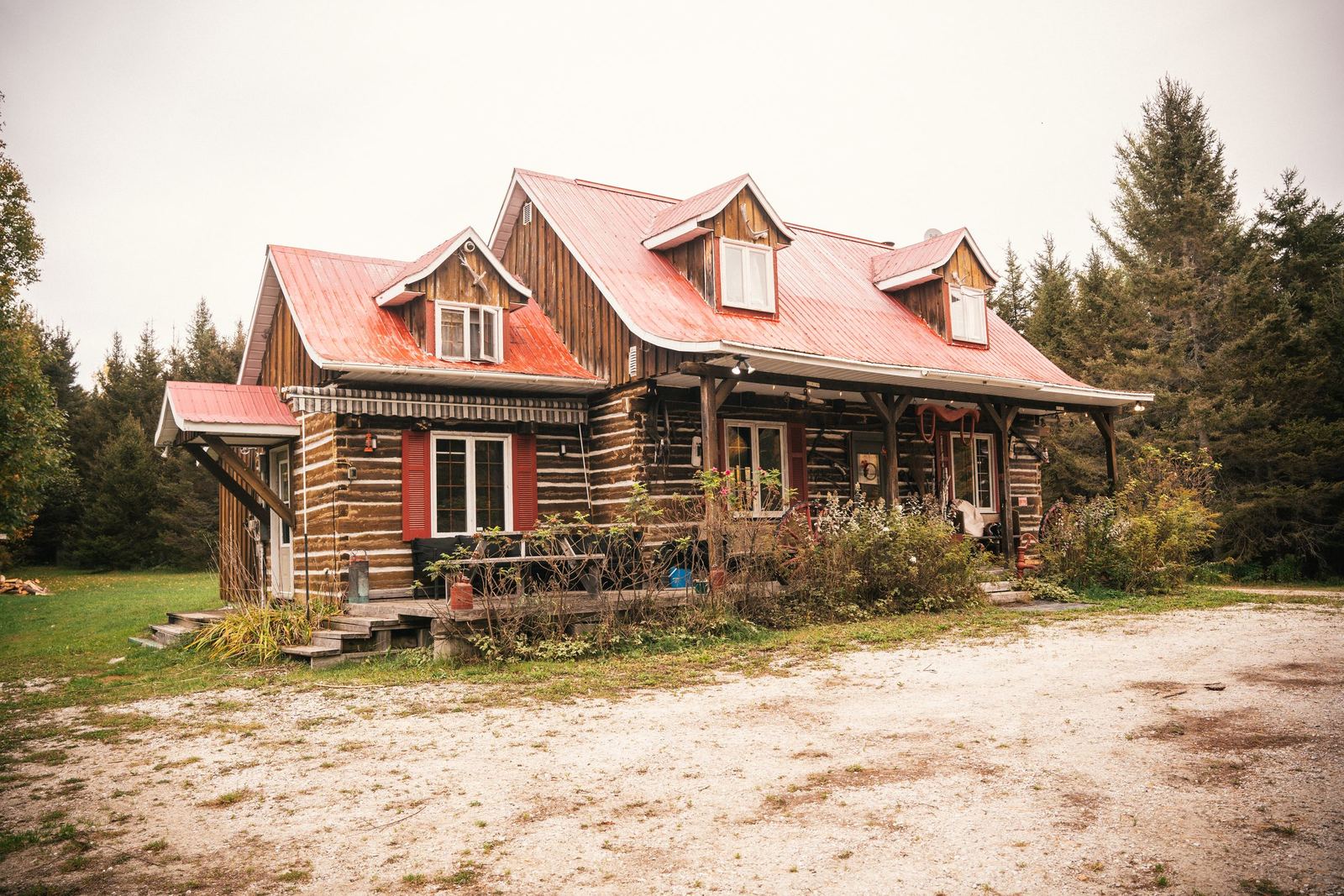 La maison de ferme en bois rond de The Boar’s Nest et son toit rouge, The Boar's Nest