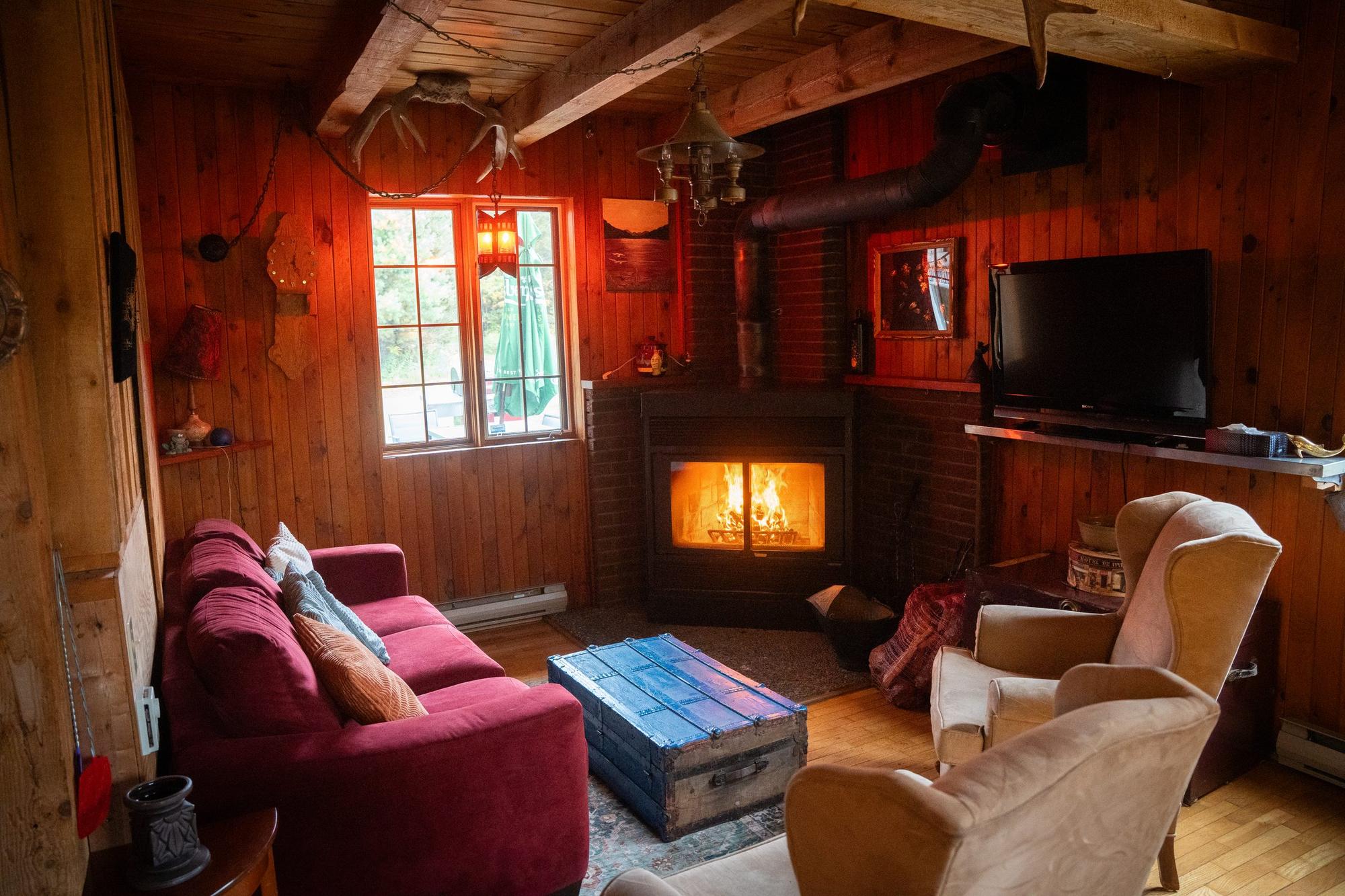 Salon avec foyer au bois, The Boar's Nest