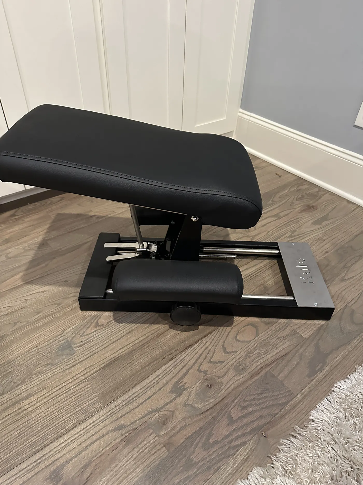 The Kale knee chest adjusting table, black with a steel frame