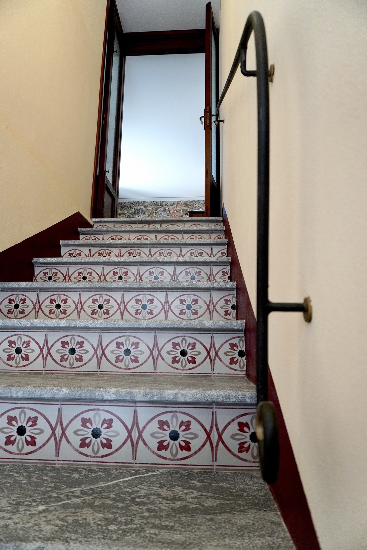 Scala interna in maioliche decorate