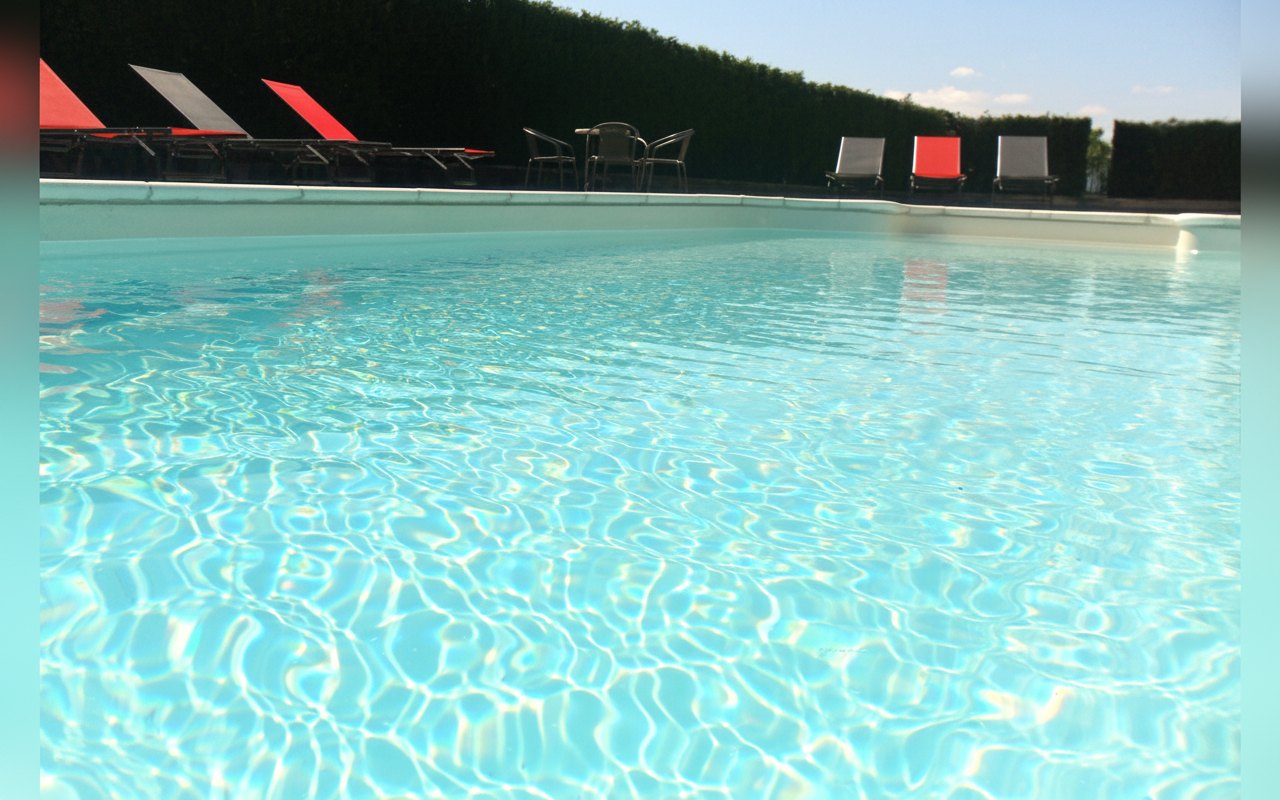 L'acqua della piscina al tramonto