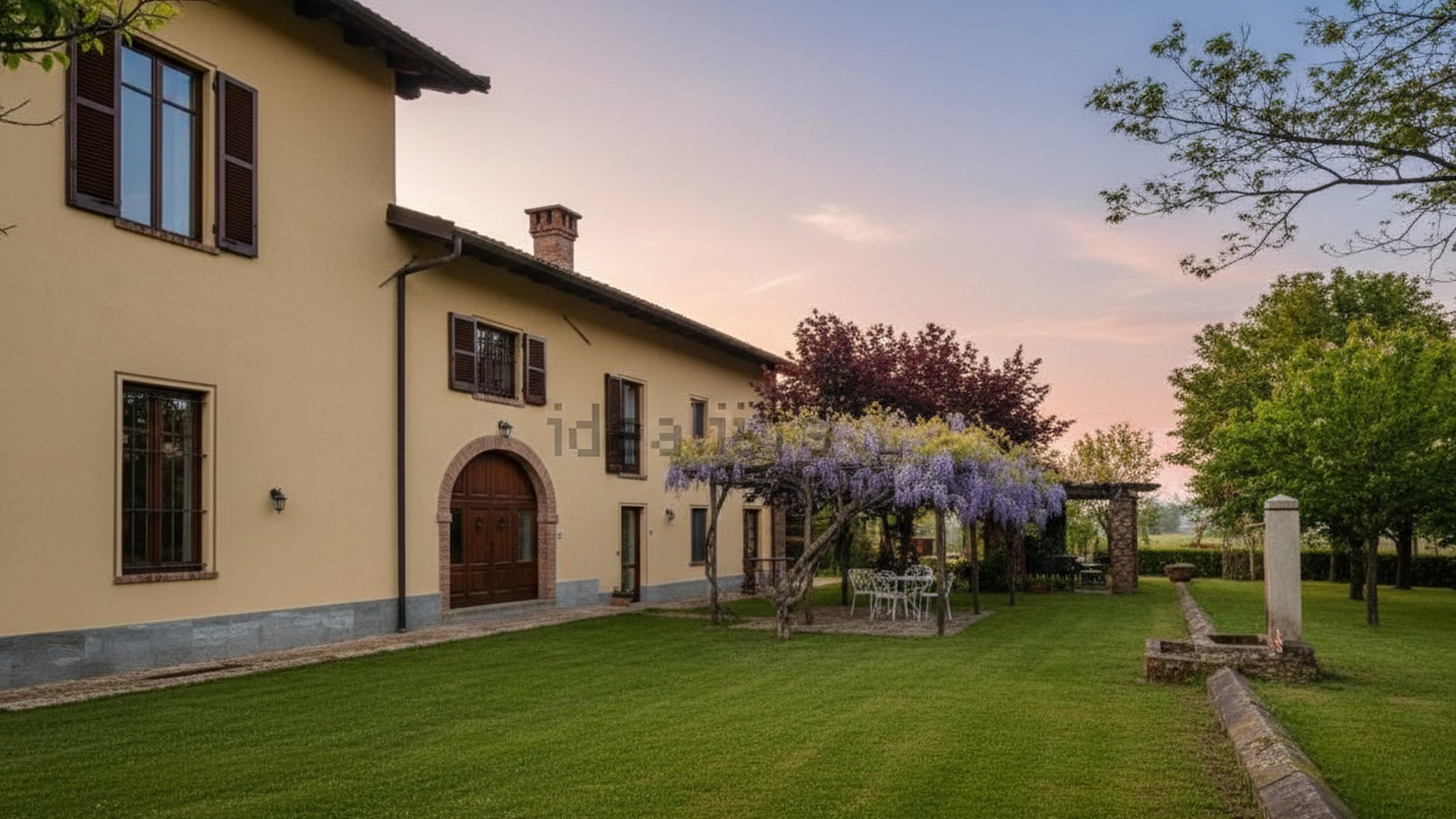 La villa con il glicine in fiore al tramonto
