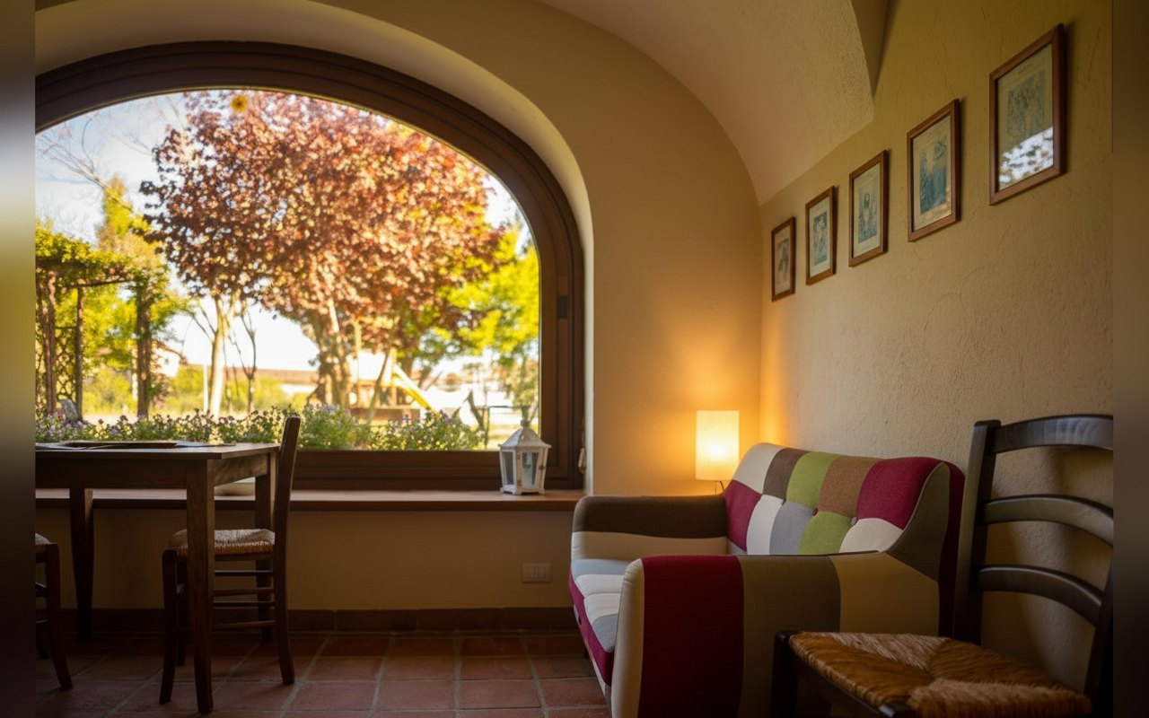 Sala relax con arco e vista sul giardino