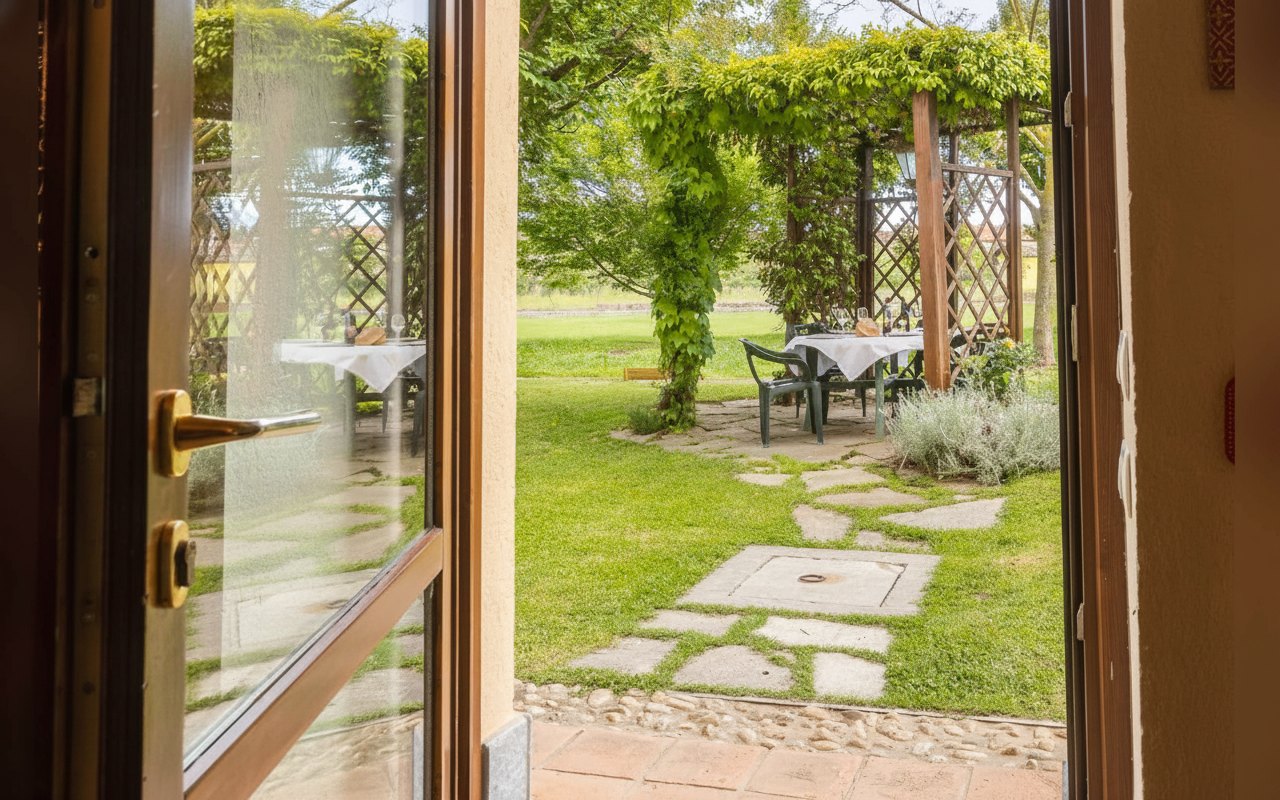 Portafinestra affacciata sul giardino