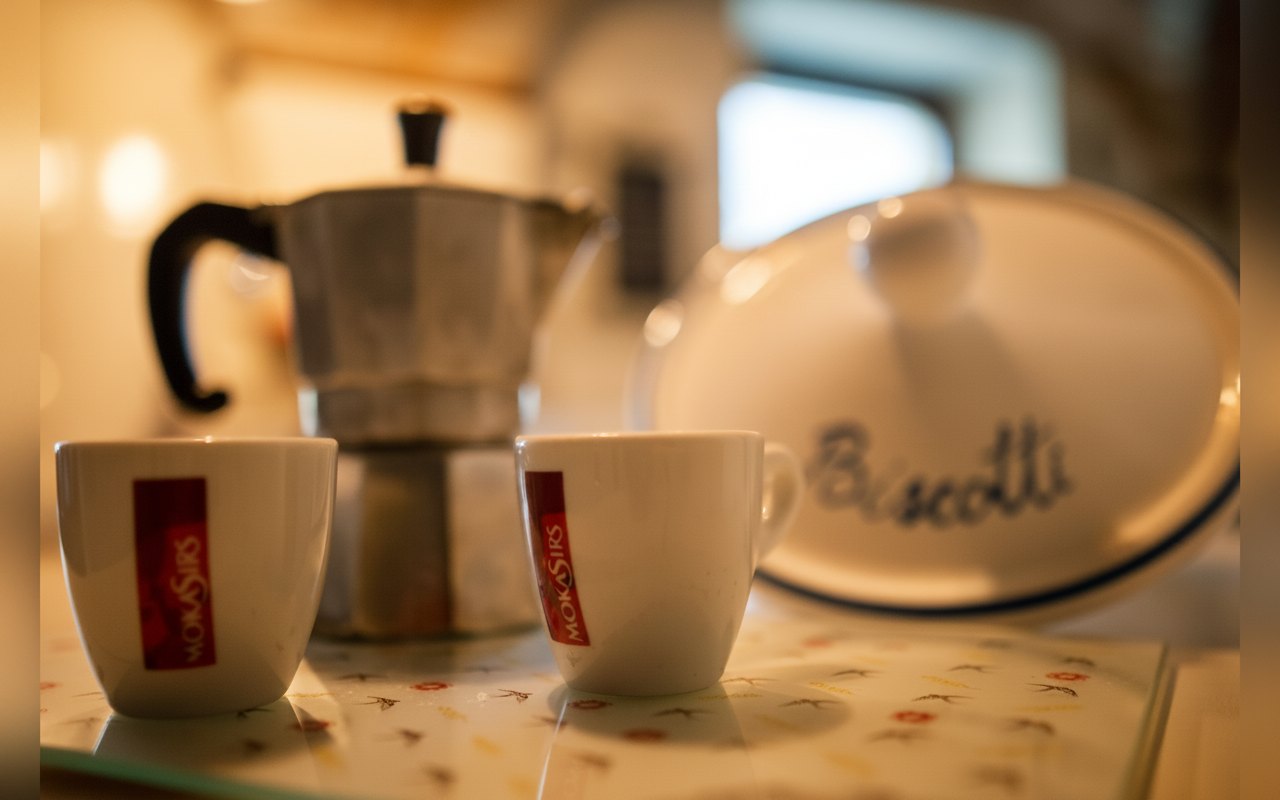 Moka e tazzine per la colazione