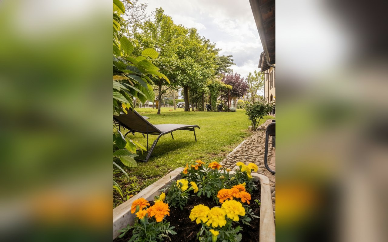 Angolo del giardino con fiori e lettino