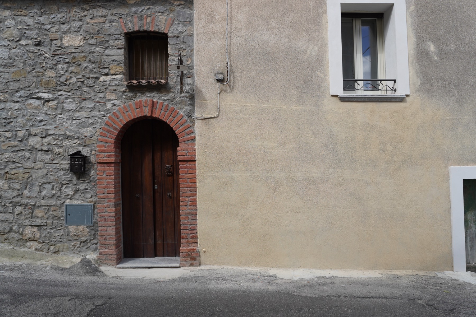 Ingresso in pietra della casa nel borgo
