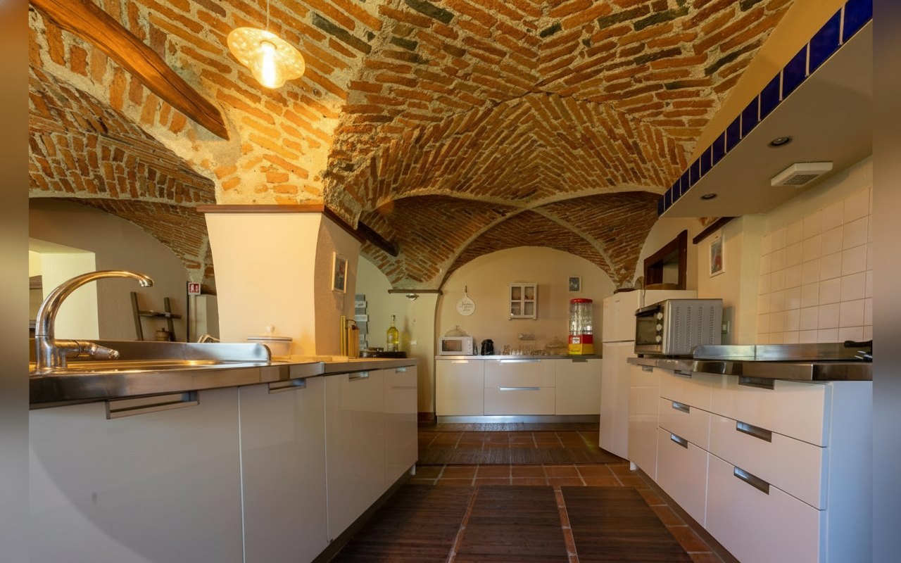 La cucina con volta in mattoni a vista