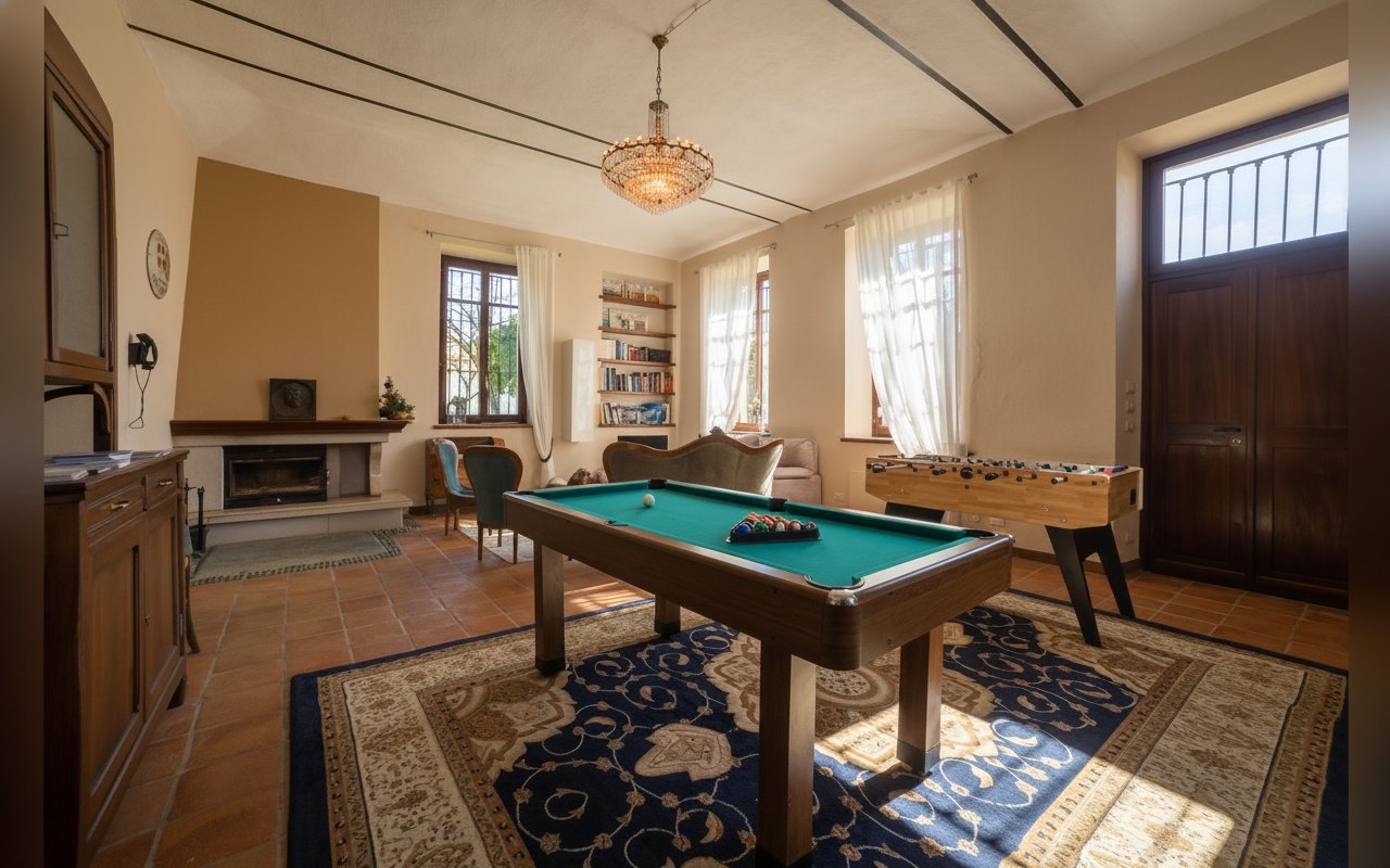 La sala giochi con biliardo e camino