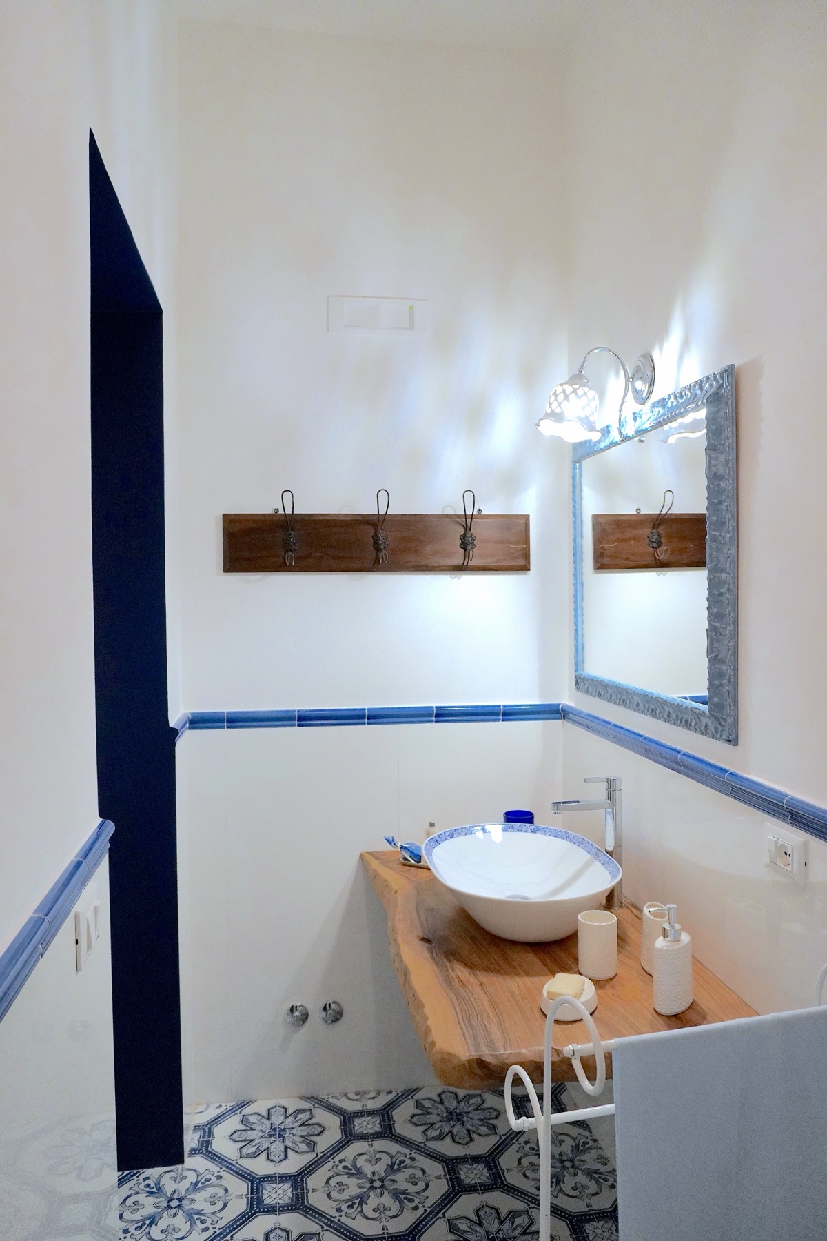 Bagno, lavabo e specchio