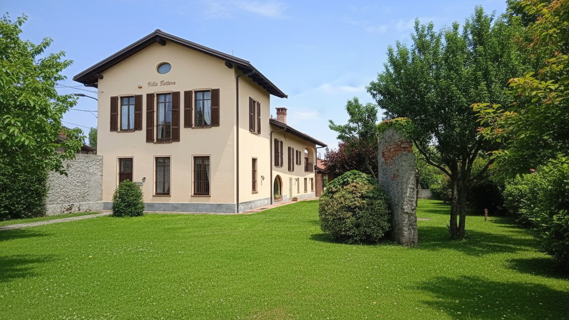 Villa Bottera vista dal prato del giardino