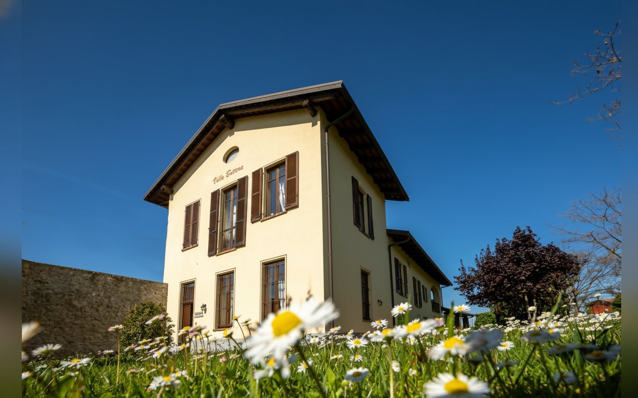 La facciata tra le margherite