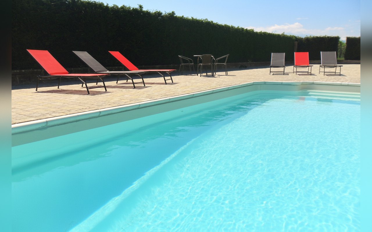 La piscina con i lettini