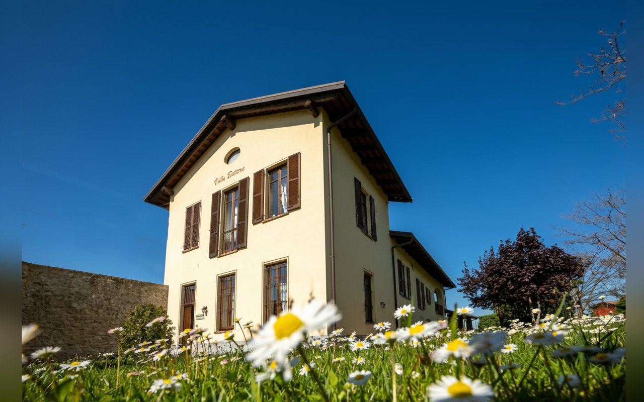 La facciata tra le margherite