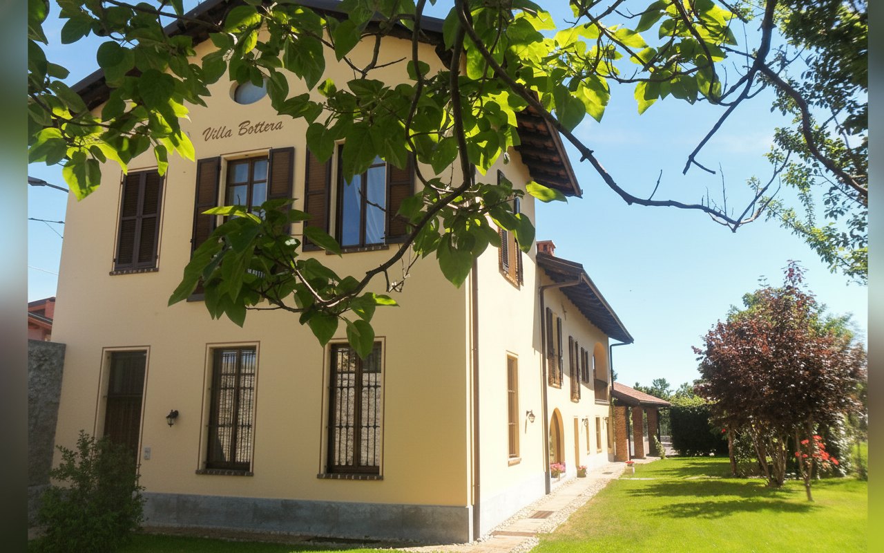La facciata vista dall'albero del giardino
