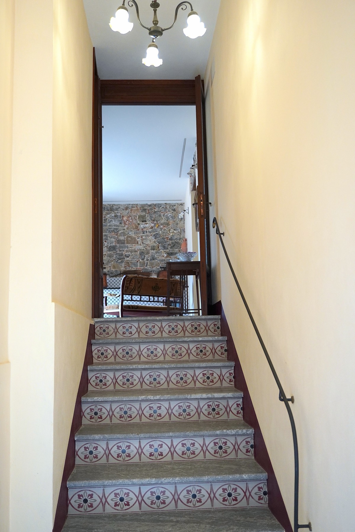 Scala interna in maioliche decorate