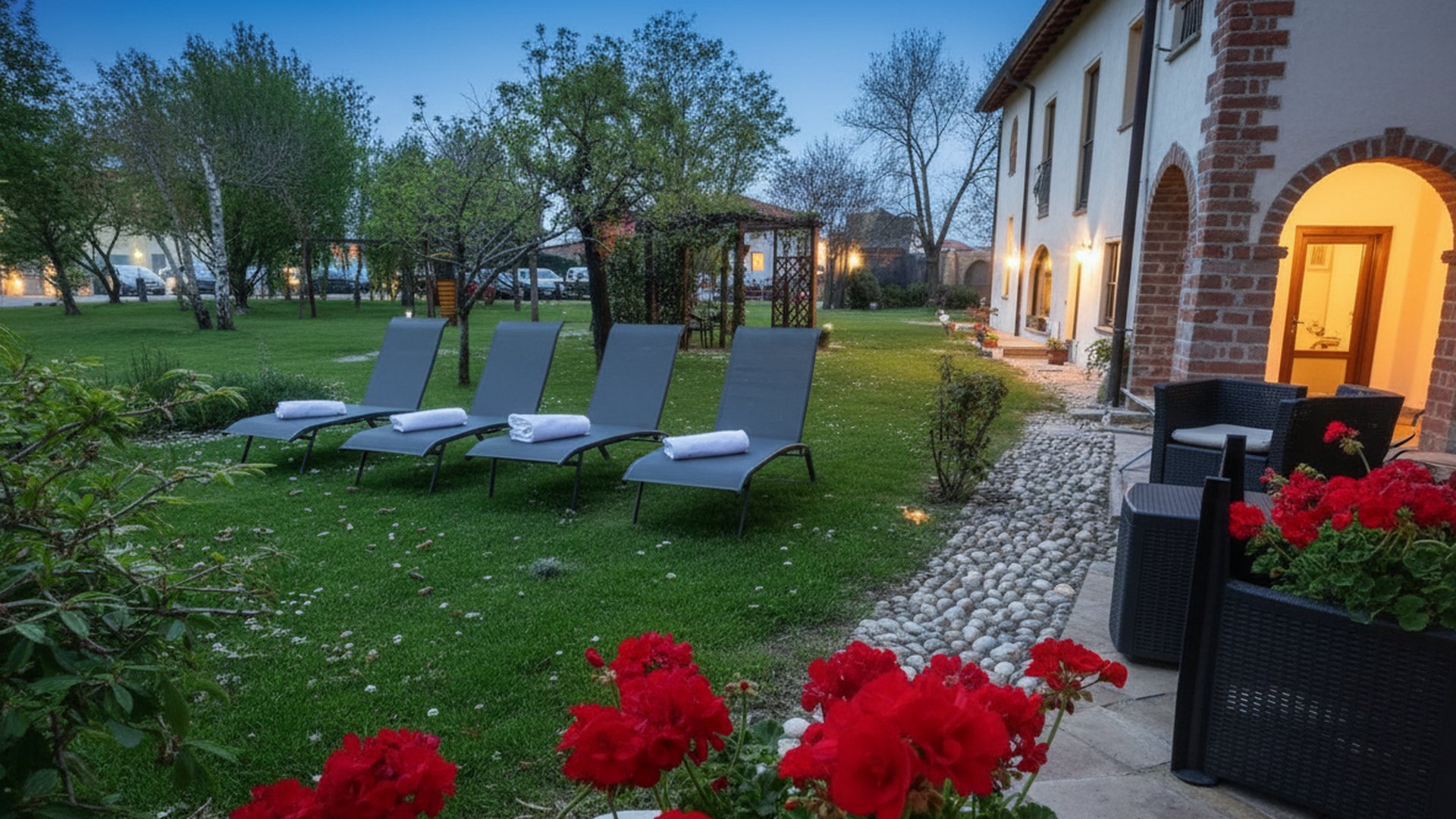 Il giardino illuminato di sera