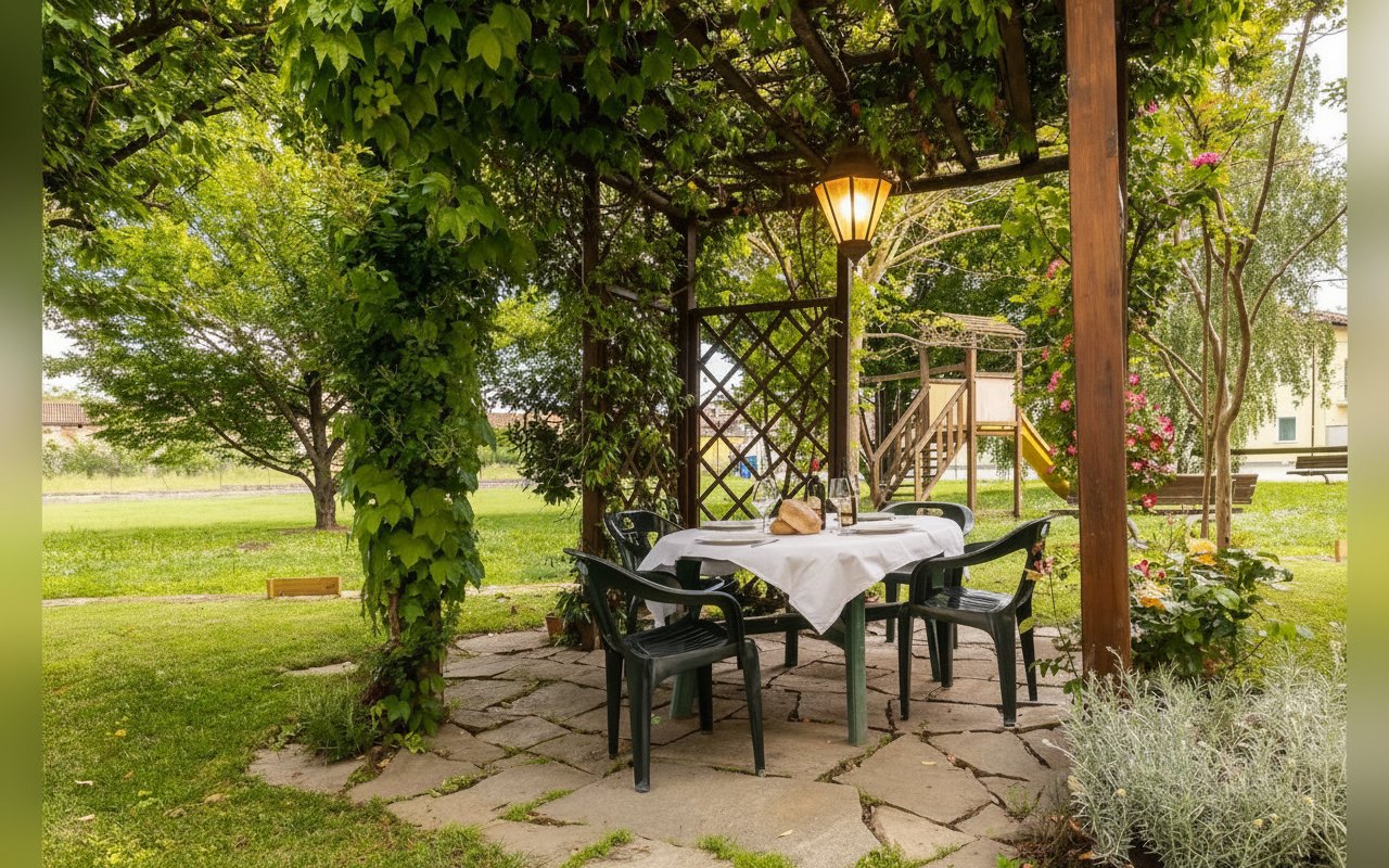 Il pergolato con tavolo affacciato sul giardino