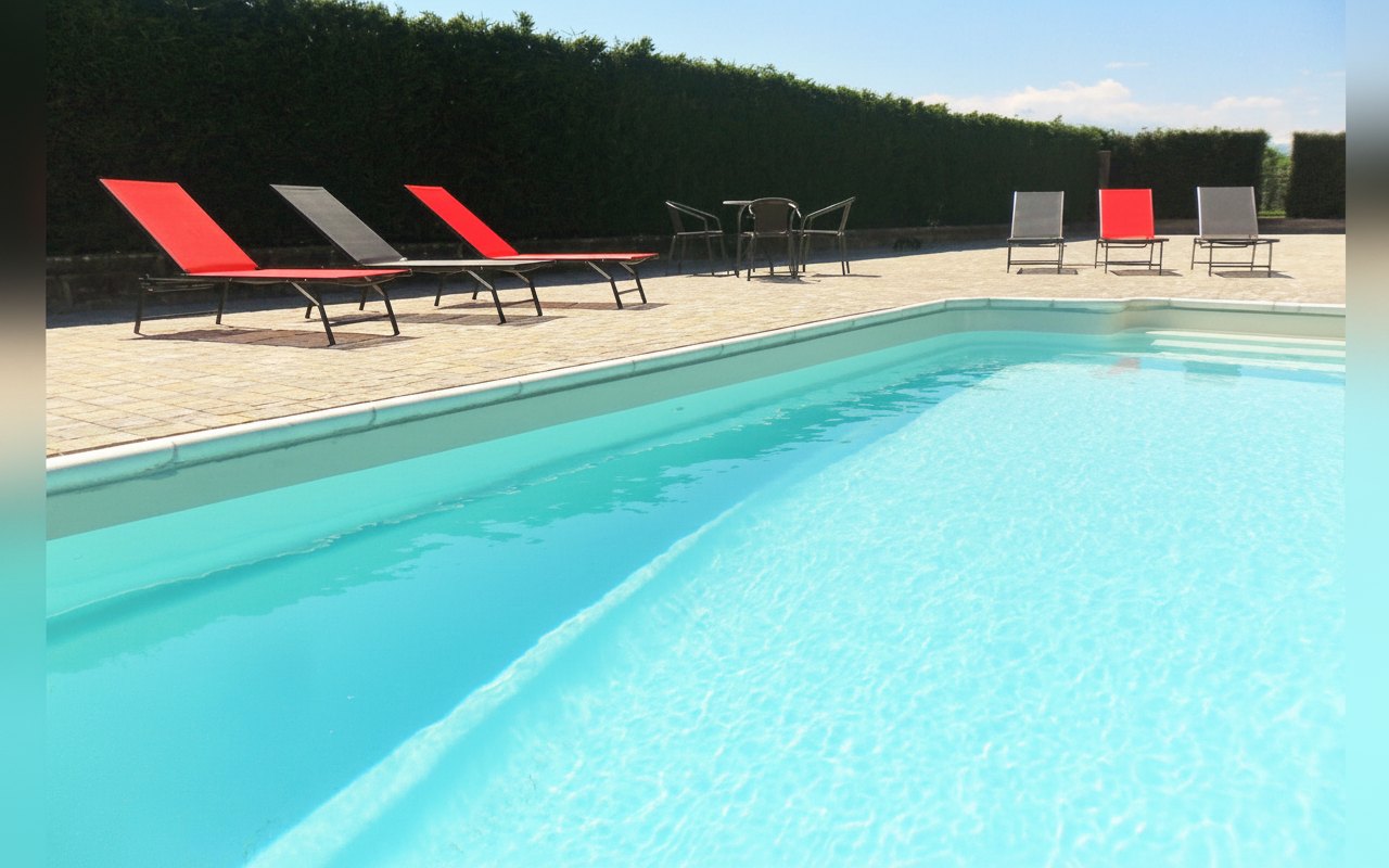 La piscina privata con i lettini rossi