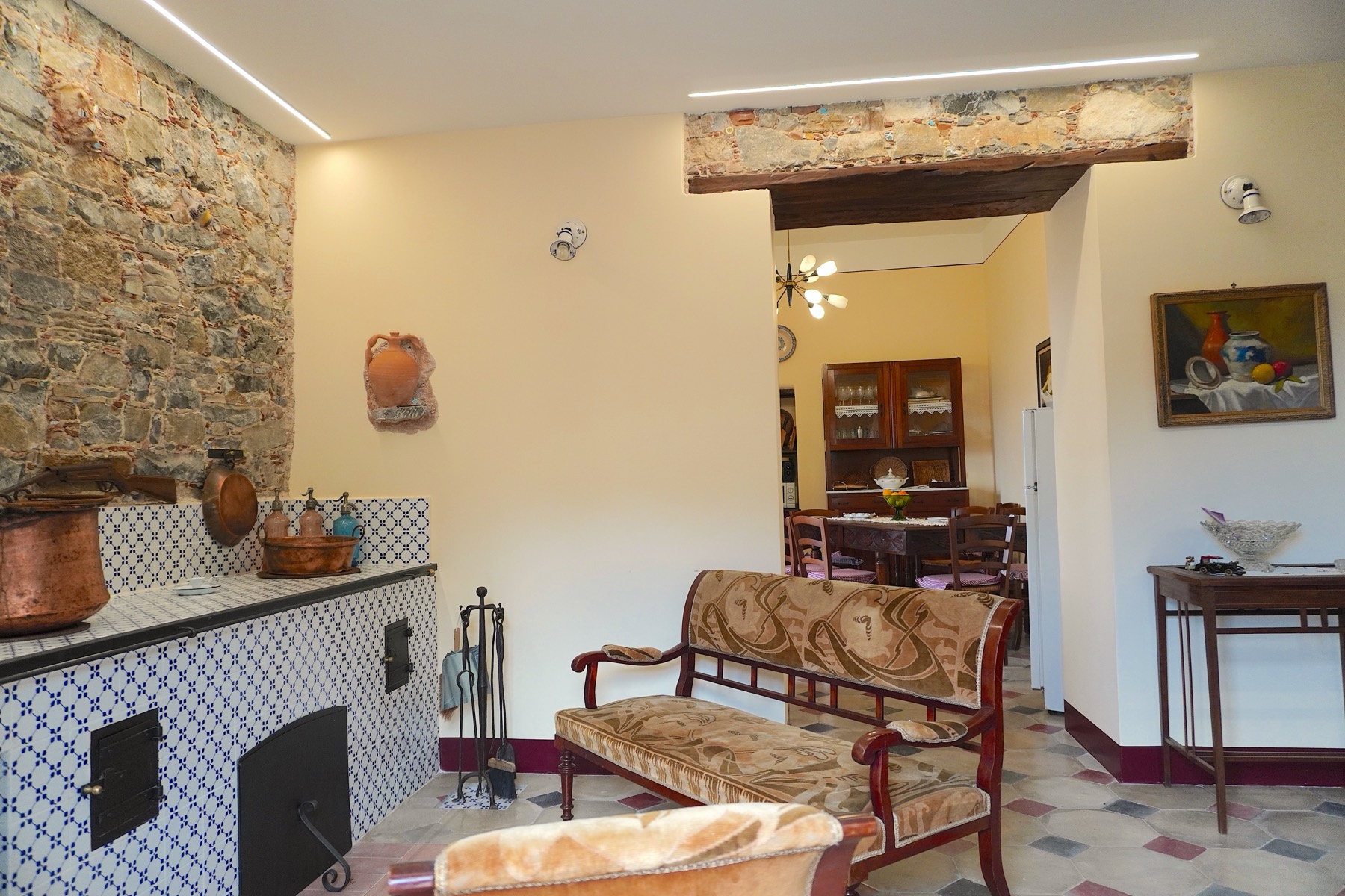 Soggiorno con pietra a vista — Casa La Rocchetta