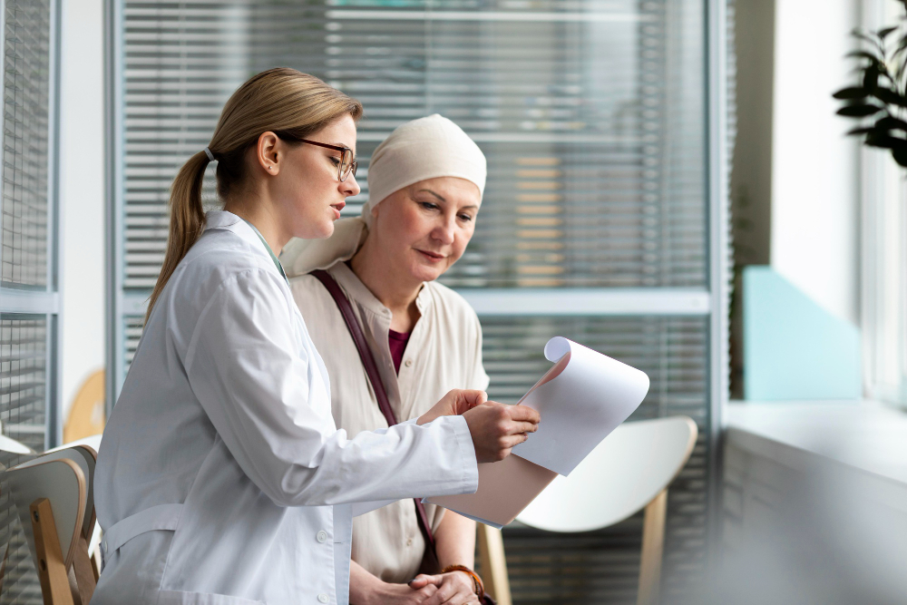 Médicas revisando resultados de terapia biológica