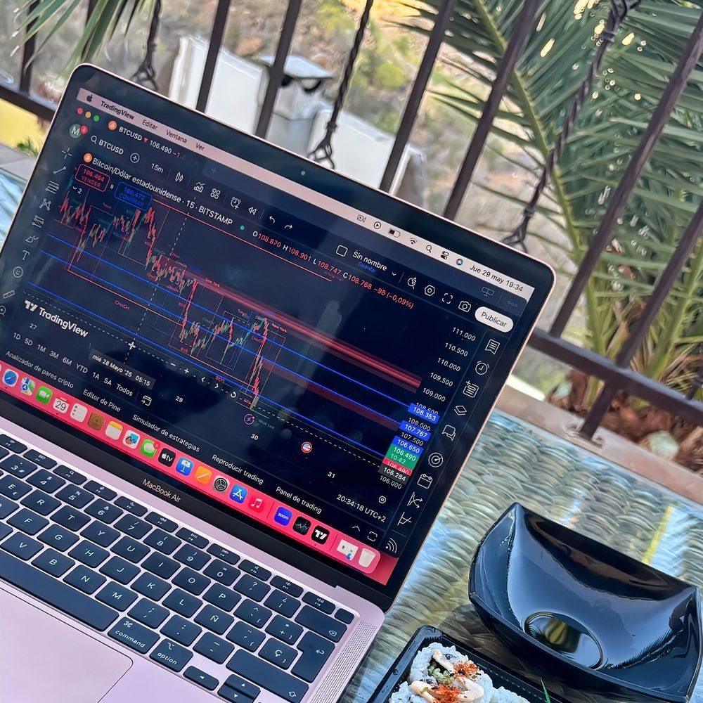 Portátil de Mati con un gráfico de trading abierto
