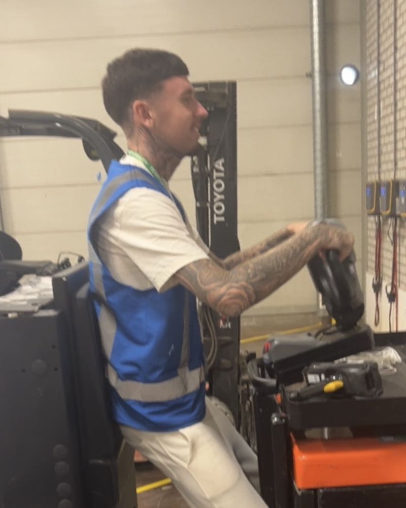 Mati trabajando con una carretilla en un almacén